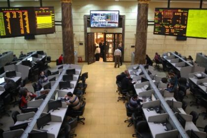 البورصة المصرية.. هبوط المؤشرات بمنتصف التعاملات بضغوط مبيعات عربية